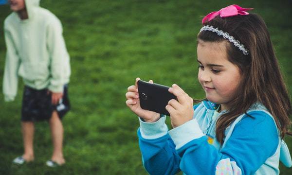 Wady postawy a używanie smartfonów przez dzieci. Syndrom SMS-owej szyi