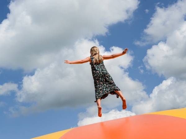 Imprezowe skoki na trampolinach! Sky Is The Limit Luty w parku trampolin Strefa