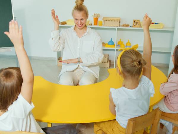Jakie są typowe godziny otwarcia przedszkoli? Tak funkcjonują placówki